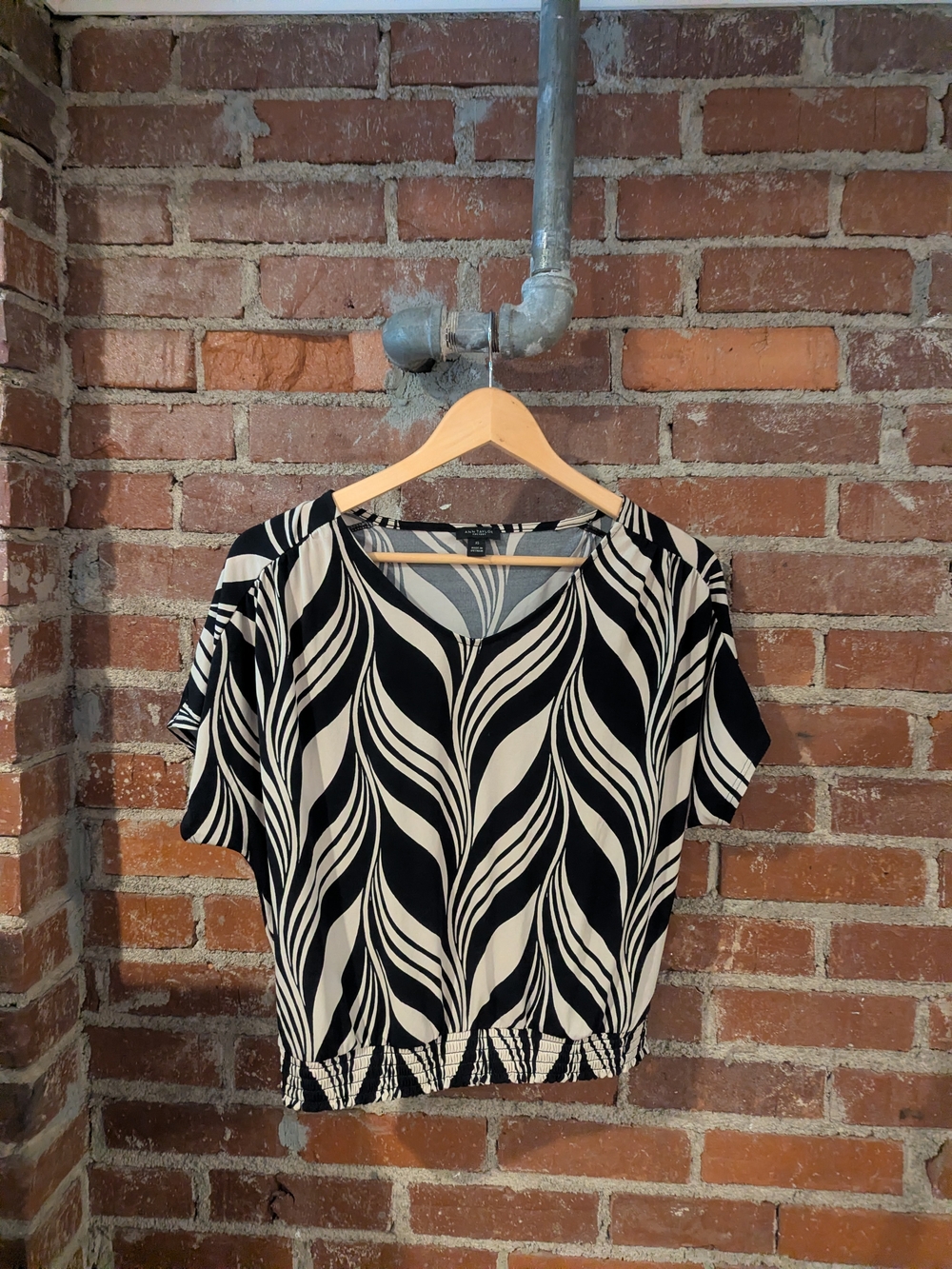 Ann Taylor Black and Cream Wave-Print Short Sleeve Top
